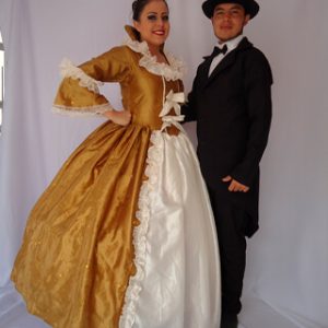 Modelo colonial vestido dorado hombres
