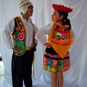 Modelo falda bordada peru hombres