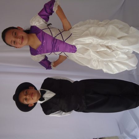 MODELO COLONIAL BEIGE Y MORADO NIÑA