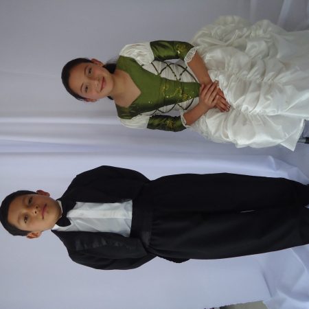 MODELO COLONIAL BEIGE Y VERDE NIÑA